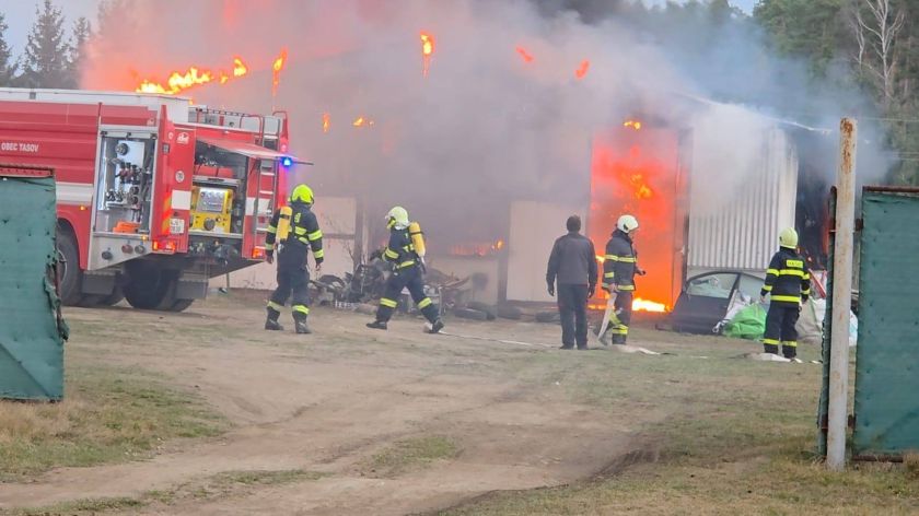 Několik jednotek hasilo požár dílny v Tasově