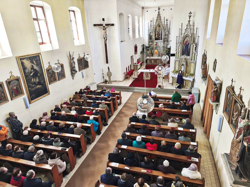 Odhalení pamětní desky uznávanému knězi v Moravci foto: Petr Broža