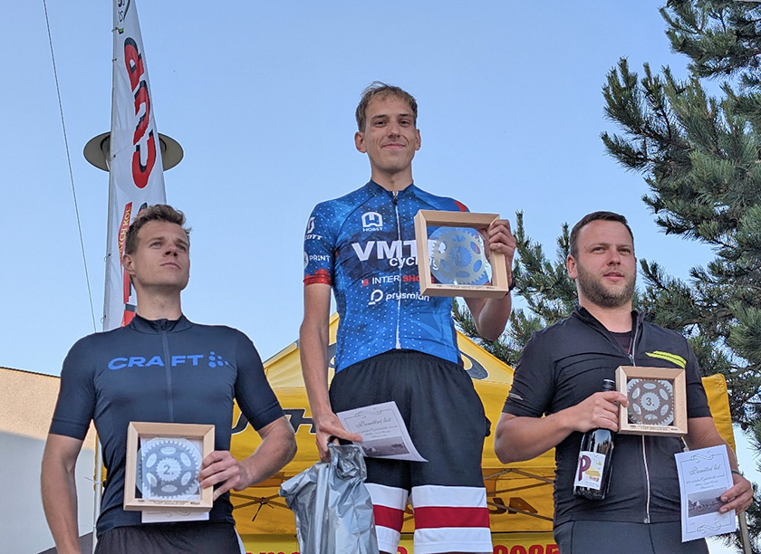 Radek Roupec (VMTB) na stupni nejvyšším - silniční závody Mikulovice.