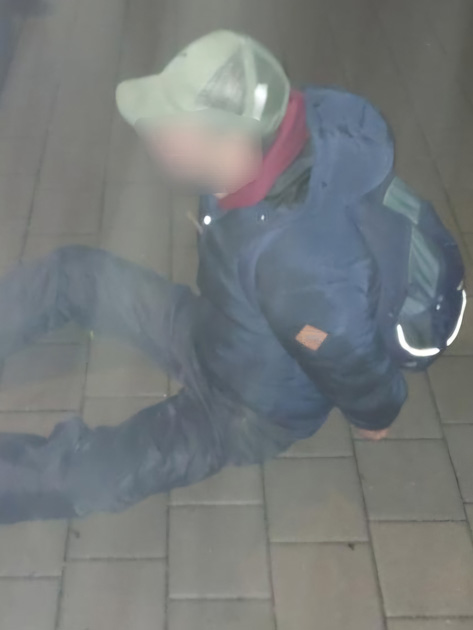 TŘEBÍČ: Z čerpací stanice si muž chtěl odnést peníze. Podezřelého muže policisté rychle dopadli